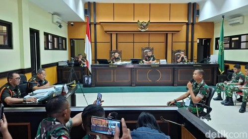 Komandan Kompi C Yonif TP 834/Wakanga Mere Nagekeo, Lettu Inf Rahmat, saat diperiksa sebagai saksi dalam sidang kasus kematian Prada Lucky, Rabu (12/11/2025). (Foto: Yufengki Bria/detikBali)