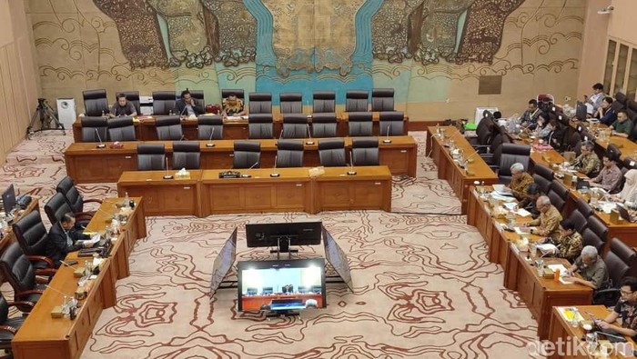 Komisi XII DPR rapat bareng Kementerian ESDM & 2 Perusahaan Migas