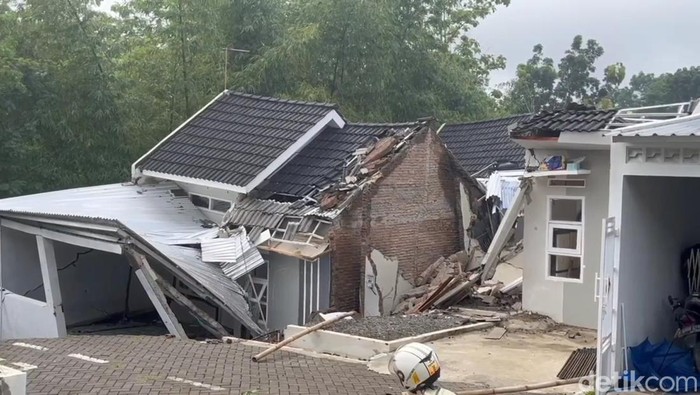 Kondisi bangunan yang mengalami kerusakan akibat pergerakan tanah di Perumahan Puri Wiradadi 3, Desa Wiradadi, Kecamatan Sokaraja, Kabupaten Banyumas, Rabu (12/11/2025).