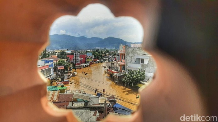 Kondisi banjir di Dayeuhkolot, Kabupaten Bandung.