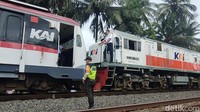 Sebagai langkah penanganan cepat, petugas mengalihkan penumpang yang terdampak menggunakan kendaraan darat seperti bus dan mobil langsung menuju Bandara YIA.