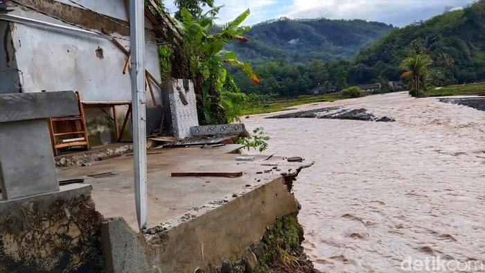 Kondisi tepian Sungai Cidadap yang menggerus lahan dan mendekati permukiman warga