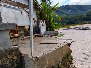 Amukan Sungai Cidadap Ancam Permukiman di Kampung Kawungluwuk Sukabumi