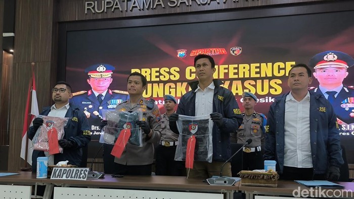 Konferensi pers ayah cabuli anak di Gresik