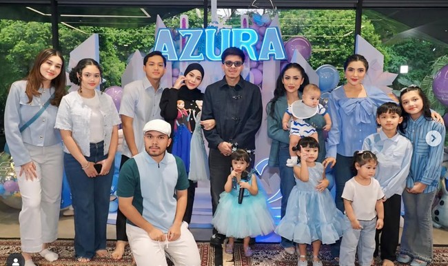 Keluarga Atta dan Aurel Hermansyah kembali berkumpul untuk merayakan ulang tahun pertama Azura yang jatuh pada 11 November. Bertema film Frozen, para anggota keluarga yang hadir terlihat kompak kenakan busana bernuansa biru. Foto: Instagram/@ashanty_ash