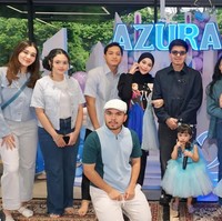 Keluarga Atta dan Aurel Hermansyah kembali berkumpul untuk merayakan ulang tahun pertama Azura yang jatuh pada 11 November. Bertema film Frozen, para anggota keluarga yang hadir terlihat kompak kenakan busana bernuansa biru. Foto: Instagram/@ashanty_ash