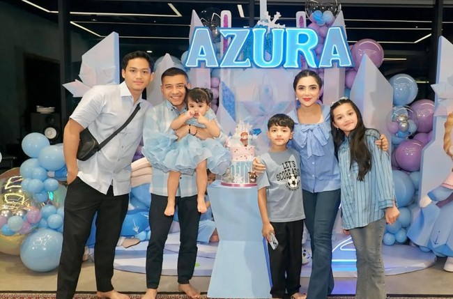 Ibu sambung Aurel, Ashanty, terlihat hadir bersama suami, Anang Hermansyah, dan anak-anaknya. Ashanty dan keluarganya juga terlihat ikut mengenakan busana berwarna biru. Foto: Instagram/@ashanty_ash
