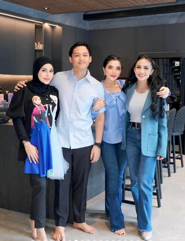 Di acara tersebut kedua nenek Azura, Ashanty dan Krisdayanti terlihat kompak. Krisdayanti sendiri memilih tampil mengenakan inner putih polos yang dipadu blazer biru bermotif lembut. Untuk bawahannya, wanita yang akrab disapa KD itu memilih jeans cut bray yang memberi efek jenjang pada kaki, dipadukan dengan sepatu platform silver agar tampil makin menawan. Foto: Instagram/@ashanty_ash