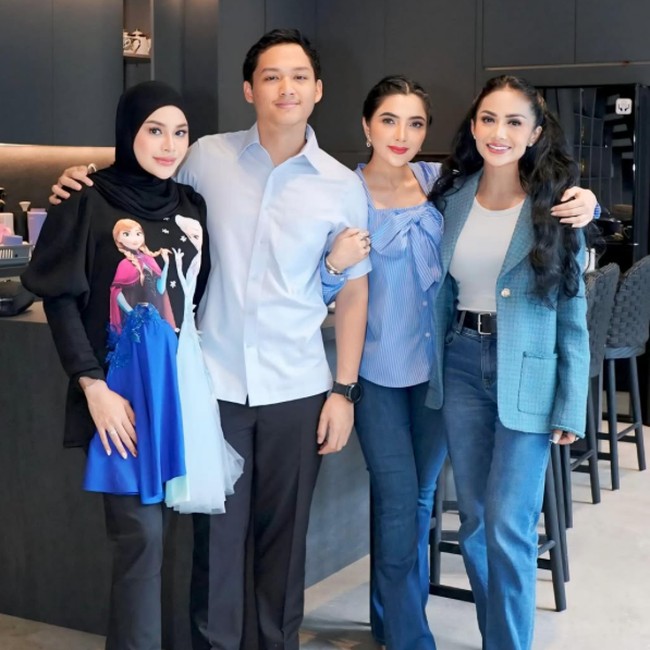 7 Gaya Krisdayanti & Ashanty di Ultah Azura, 2 Nenek Kompak Berbusana Senada