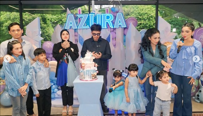 Tampil dengan gaya masing-masing yang stylish, KD dan Ashanty sama-sama terlihat cantik. Penampilan dua nenek Azura itu pun banjir pujian. Foto: Instagram/@ashanty_ash