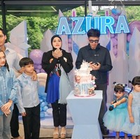 Tampil dengan gaya masing-masing yang stylish, KD dan Ashanty sama-sama terlihat cantik. Penampilan dua nenek Azura itu pun banjir pujian. Foto: Instagram/@ashanty_ash