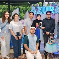 Ashanty tampil dengan braided hair yang terikat rapih. Sementara KD memilih rambut panjang bergelombang yang diikat setengah. Foto: Instagram/@ashanty_ash