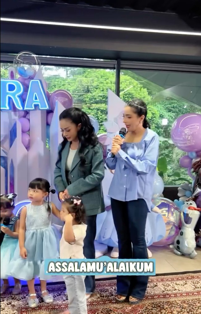 Meski kini sudah menjadi nenek namun penampilan KD dan Ashanty masih tampak awet muda di usia 50 dan 42 tahun. Keduanya masih memiliki bentuk tubuh ideal dan gaya yang stylish. Foto: Instagram/@ashanty_ash