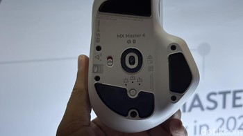 Didukung oleh chip radio canggih, penempatan antena yang lebih baik, dan dongle USB-C generasi terbaru, MX Master 4 membuat Anda tetap terhubung dengan lebih cepat, lebih kuat, dan lebih andal. Foto: Adi Fida Rahman/detikINET