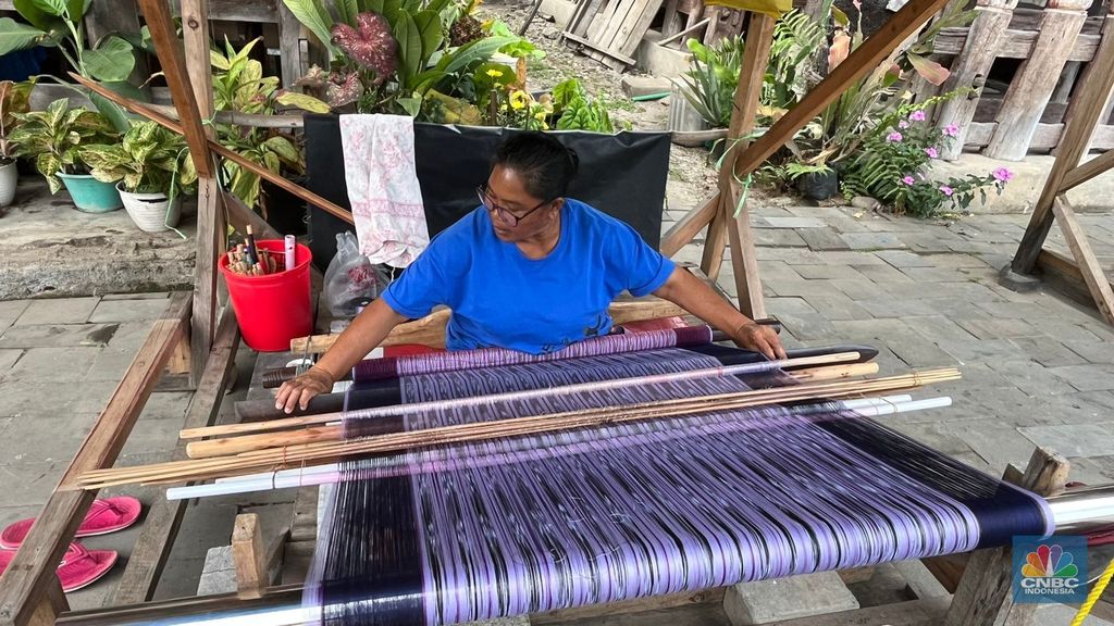 Mak Uli, salah satu penenun di Kampung Ulos Hutaraja