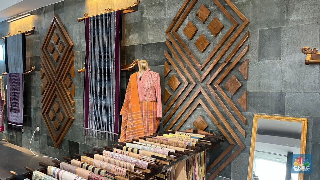 Mak Uli, salah satu penenun di Kampung Ulos Hutaraja