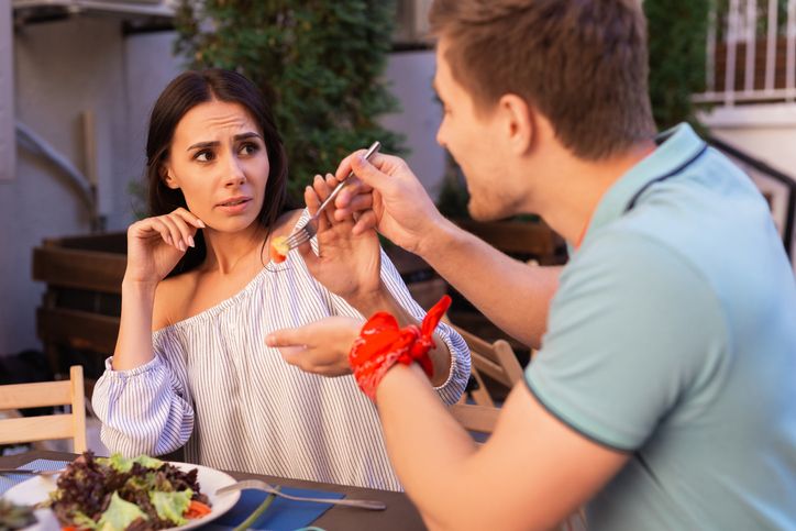 Makan siang bareng pacar. Nangis Saat Lagi Makan Siang, Wanita Ini Diberi Dessert Gratis