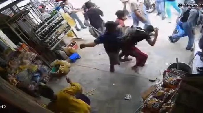 Siswa SMA berinisial IR (16) di Kabupaten Mamuju, Sulawesi Barat (Sulbar) dikeroyok 7 teman sekolahnya usai cekcok saat bermain sepakbola.