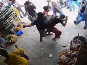 Video: Siswa SMA di Mamuju Dikeroyok 7 Teman gegara Ribut saat Main Futsal