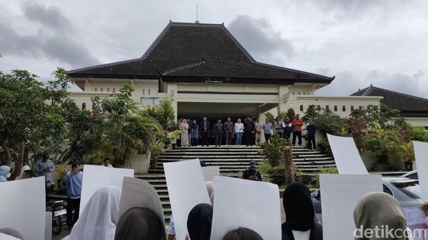 Massa geruduk DPRD Kulon Progo tuntut perkuat Perda Kawasan Tanpa Rokok (KTR), Rabu (12/11/2025).