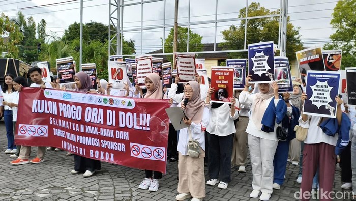 Massa Geruduk DPRD Kulon Progo, Desak Larangan Iklan-Sponsor Rokok Diatur Perda