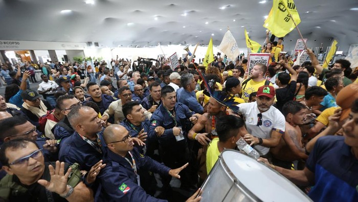 Para demonstran, termasuk masyarakat adat, ikut serta dalam protes saat mereka memaksa masuk ke tempat penyelenggaraan Konferensi Perubahan Iklim PBB (COP30), di Belem, Brasil, 11 November 2025.