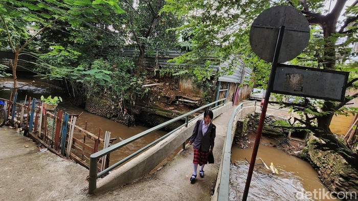 Warga beraktivitas di samping tanggul Kali Krukut di Petogogan, Jakarta, Rabu (12/11/2025). Terlihat aliran kali tersebut tidak normal karena banyaknya bangunan yang berdiri di atas kali sehingga menyebabkan banjir di wilayah tersebut. Rencananya daerah aliran sungai tersebut akan dinormalisasikan pada tahun 2026 dengan melakukan penetapan lokasi dan pembebasan lahan yang terdampak. Normalisasi sekitar 360 meter akan dimulai dari belakang Sekolah Tarakanita hingga samping Kantor Kelurahan Petogogan.