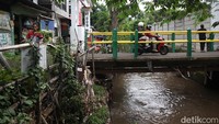 Terlihat aliran kali tersebut tidak normal karena banyaknya bangunan yang berdiri di atas kali sehingga menyebabkan banjir di wilayah tersebut.   