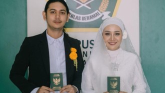 Viral Pasangan Nikah Sederhana di KUA, Pengantin Pakai Sepatu Buatan Sendiri