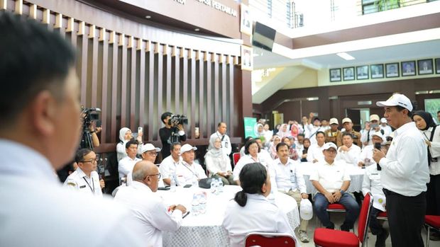 Mentan Amran Sulaiman melakukan inspeksi mendadak di lahan percobaan Balai Besar Perakitan dan Modernisasi Pertanian (BRMP) Tanaman Padi Sukamandi, Kabupaten Subang, Jawa Barat, Rabu (12/11/2025). (Dok. Kementan)