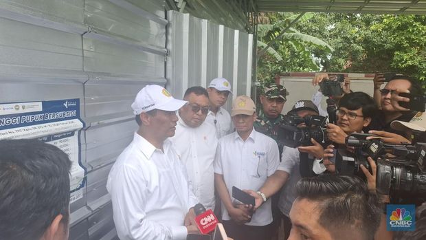 Menteri Pertanian (Mentan) Andi Amran Sulaiman melakukan inspeksi mendadak (sidak) ke beberapa pengecer dan distributor di Subang, Jawa Barat pada Rabu (12/11/2025). (CNBC Indonesia/Chandra Dwi Pranata)