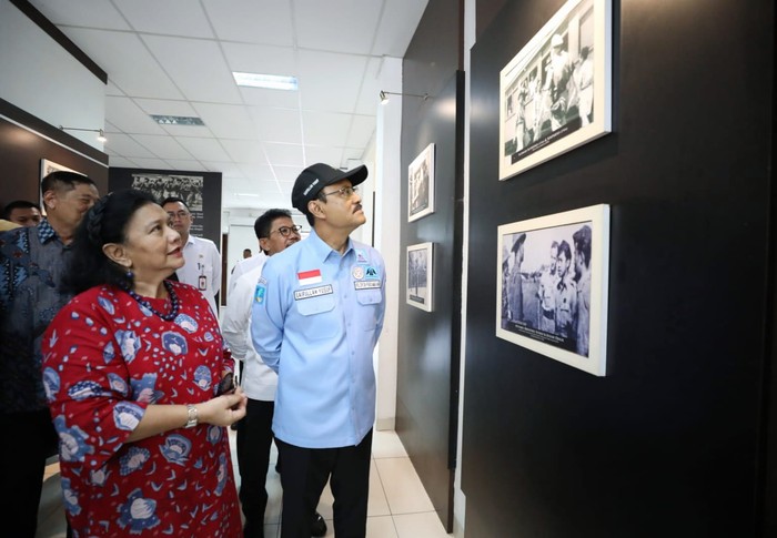 Menteri Sosial Saifullah Yusuf atau Gus Ipul melaksanakan ziarah ke Taman Makam Pahlawan (TMP) Taruna Kota Tangerang, Provinsi Banten, Rabu (12/11).