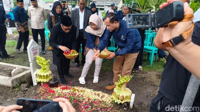 Menteri Transmigrasi Takziah ke Rumah Duka Patriot Muda ITS