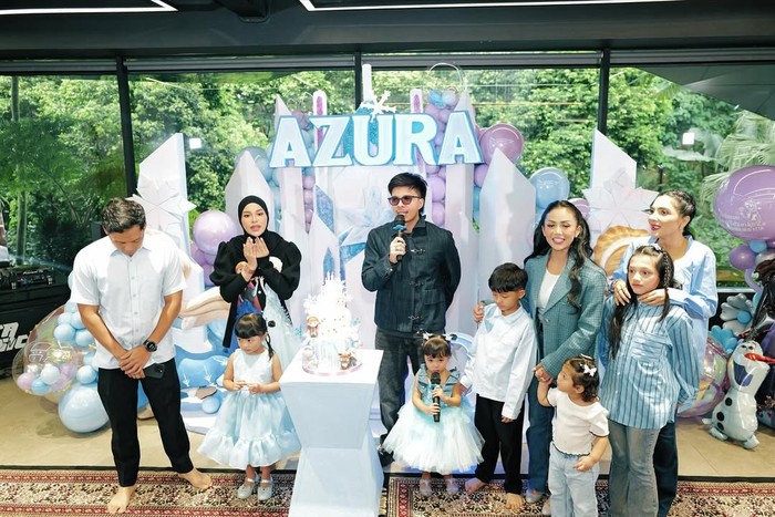 Meriahnya Ultah Azura, Atta dan Aurel Siapkan Cake 'Frozen'
