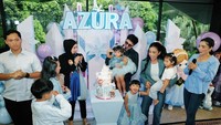 Begini meriahnya acara tiup lilin Azura, lengkap dengan cake Frozen penuh hiasan yang terdiri dari tiga tingkat. Foto: Instagram @aurelie.hermansyah