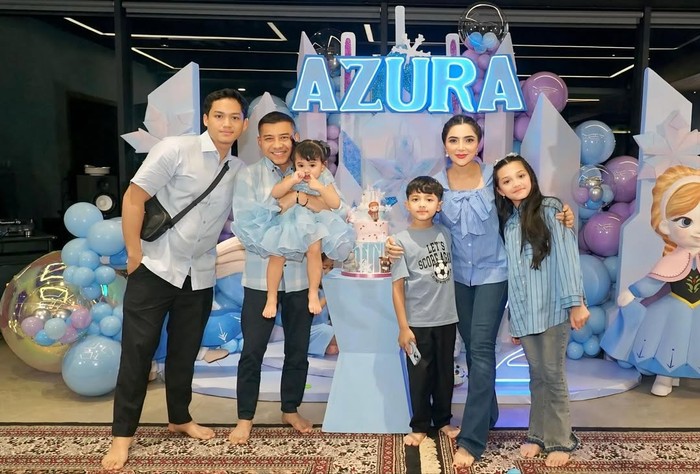 Meriahnya Ultah Azura, Atta dan Aurel Siapkan Cake 'Frozen'