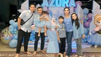 Keluarga Anang dan Ashanty kompak menggunakan pakaian serba biru, dan berpose di depan cake Frozen bersama Azura. Foto: Instagram @aurelie.hermansyah