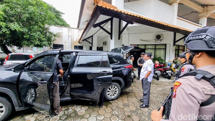 Mobil Dinas Kadisbudparpora Ponorogo diperiksa tim KPK