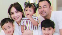 Raffi Ahmad mengadopsi anak perempuan yang mereka beri nama Ranayma Malika Raudia Andara atau akrab disapa Lily. Ia melakukan hal itu karena peduli dan Rafathar sudah jatuh hati saat pertama kali melihat Lily. (Foto: Instagram @raffinagita1717)