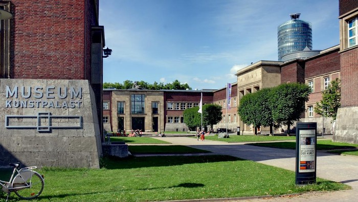 Museum Kunstpalast di Dusseldorf, Jerman punya tur museum yang unik dengan pengunjung yang dimarah-marahi oleh pemandunya.