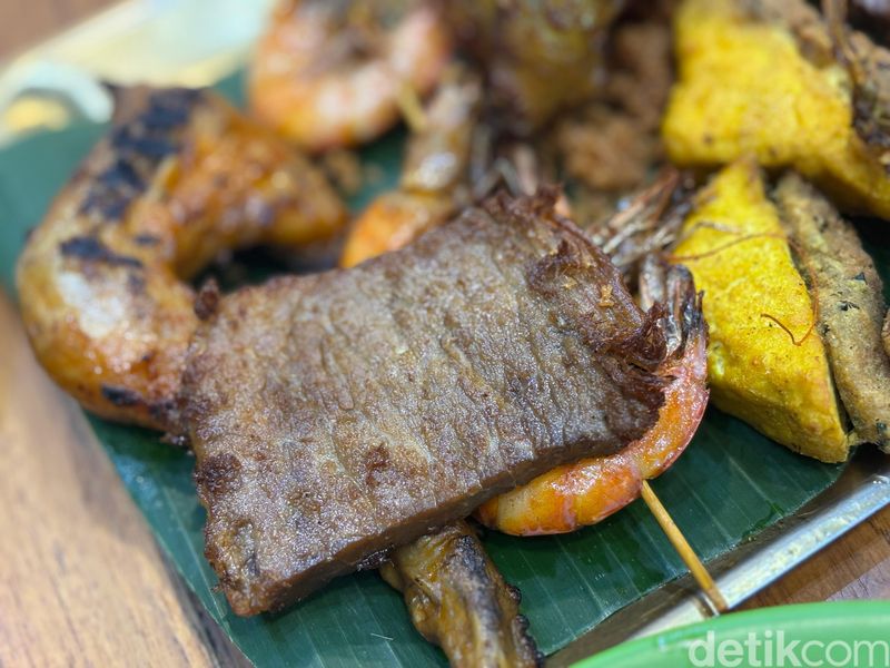 Aneka menu lauk dan nasi uduk enak di Nasi Uduk dan Ayam Goreng Lahap di Tanjung Duren, Jakarta Barat,