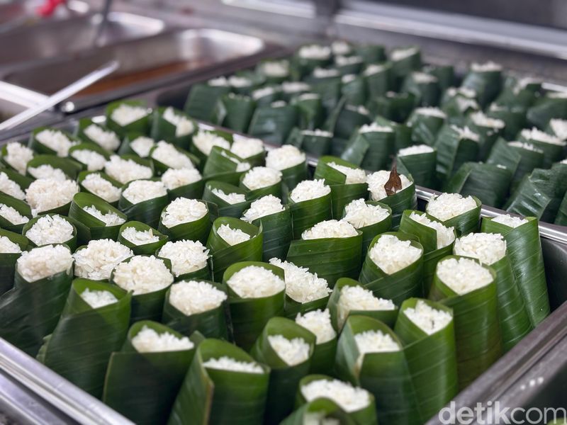 Aneka menu lauk dan nasi uduk enak di Nasi Uduk dan Ayam Goreng Lahap di Tanjung Duren, Jakarta Barat,