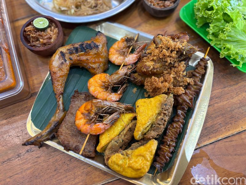 Aneka menu lauk dan nasi uduk enak di Nasi Uduk dan Ayam Goreng Lahap di Tanjung Duren, Jakarta Barat,