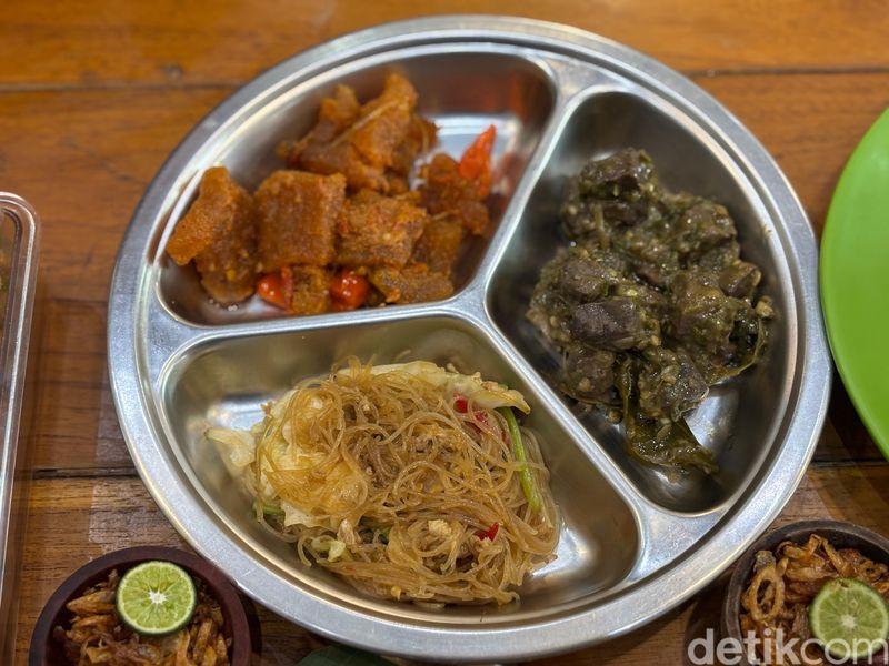 Aneka menu lauk dan nasi uduk enak di Nasi Uduk dan Ayam Goreng Lahap di Tanjung Duren, Jakarta Barat,