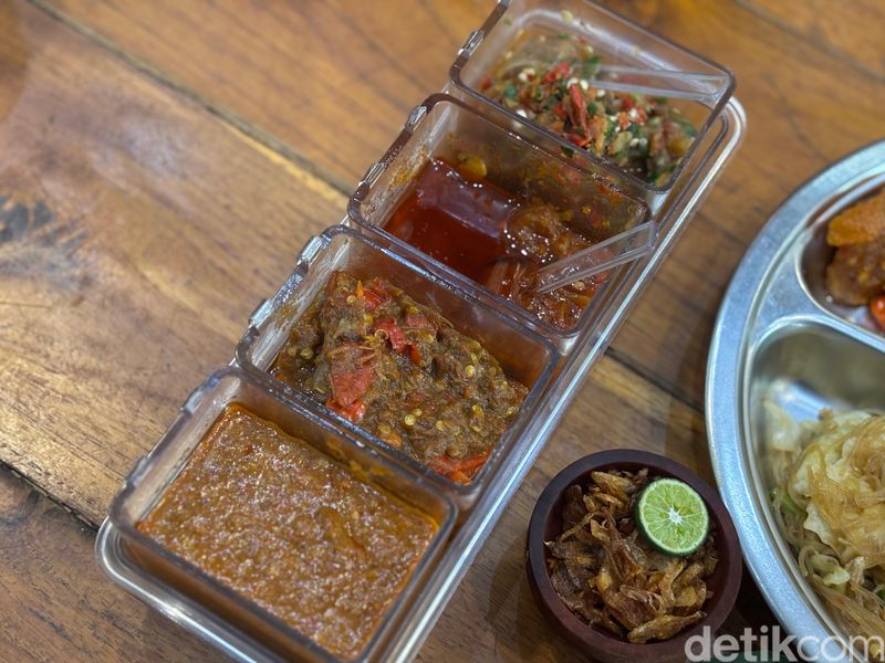 Aneka menu lauk dan nasi uduk enak di Nasi Uduk dan Ayam Goreng Lahap di Tanjung Duren, Jakarta Barat,