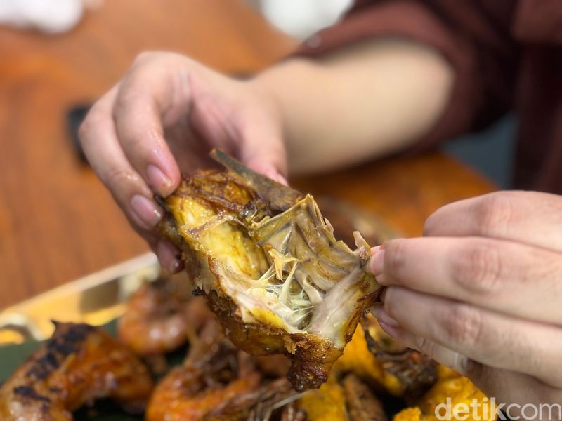 Aneka menu lauk dan nasi uduk enak di Nasi Uduk dan Ayam Goreng Lahap di Tanjung Duren, Jakarta Barat,