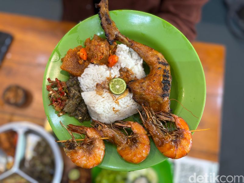 Nasi Uduk dan Ayam Goreng Lahap di Tanjung Duren, Jakarta Barat,