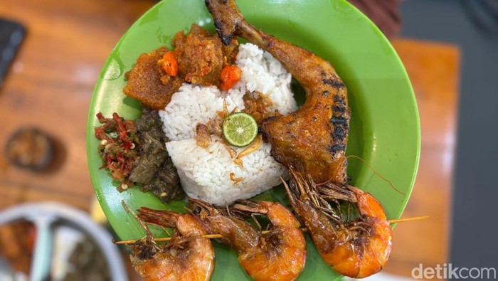 Nasi Uduk dan Ayam Goreng Lahap di Tanjung Duren, Jakarta Barat,