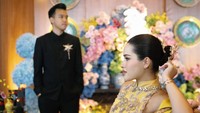 Nicole Parham dan Joey Christian Siddharta sudah 6 tahun membina hubungan sebelum mantap ingin menikah. 6 tahun, selamanya untuk pergi. Aku mencintaimu hari ini, besok, dan selalu, tulisnya dilihat di Instagram, Kamis (13/11/2025). (Foto: dok Instagram nicoleparham_)