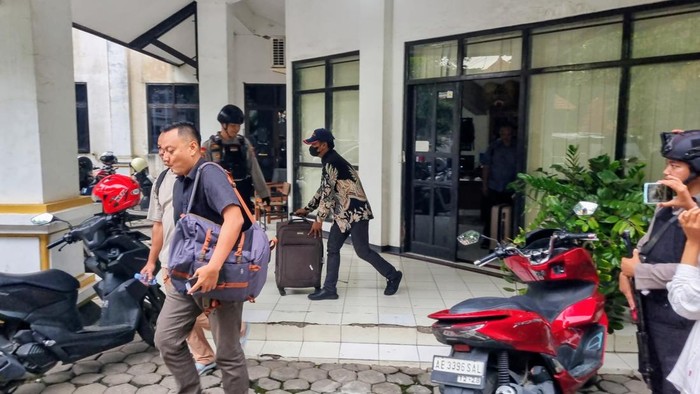 Petugas KPK membawa dokumen dari Kantor Disbudparpora Ponorogo
